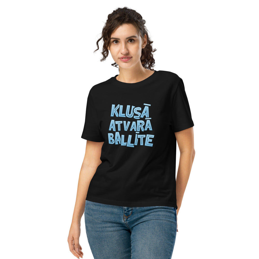 Melns · sieviete – Klusā atvarā ballīte